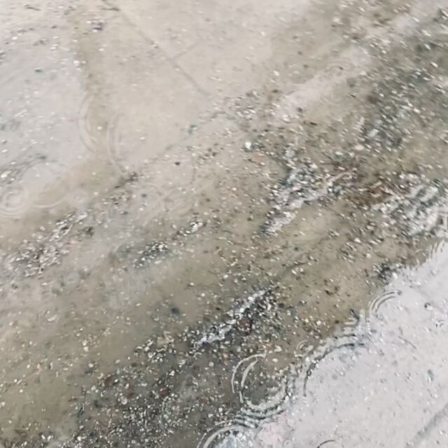 En av förmånerna med att bo i Sverige på vintern är att vädret bjussar på ständiga överraskningar. ☀️❄️⛈💦 Väldigt många av Rabs dunjackor har vattentåliga tyger som skyddar dunet, perfekt en dag som denna! 👍#granitbiten #rabequipment #mastersofinsulation