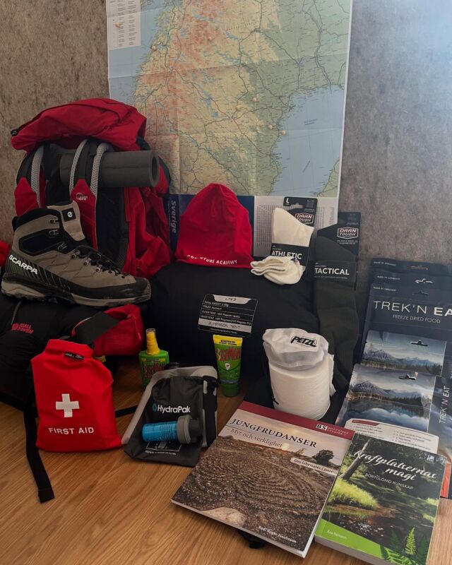 Preparing material for the last meet-up with adventureacademynordic next week. They call it #hellweek so that sounds promising… outnorth urbergskandinavien
roswi_sportoutdoor scarpanordic victorinox
#adventureacademy
#adventureacademysweden
#outnorth #urberg #hydroflask #scarpa #victorinox #darntough #optimusstove #balticlifejackets #kajaksidan #petzl #blizzwool #klätterverketgasverket #scandicdowntowncamper #granitbiten #roswisportsoutdoor