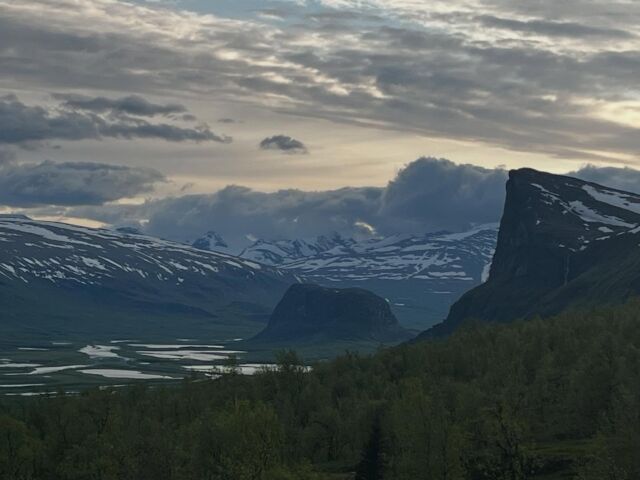 Stage 3 of my journey took me to one of the most beautiful and populair hiking destinations in the north of Sweden; Rapadalen in Sarek National Park. I will climb Skierfe tomorrow, a peak that towers almost 800m right up over Rapadalen. For me, because of the magnificient view over Rapadalen, the intriguing rock big rock in the middle called Námmasj  and facing the mountain Tjakkeli on the other side, this place has such strong energy. But first, how to get there? From Sitoälvsbro parking, I took a beautiful and challenging 10km MTB-ride. After, I had a 3hrs hike that took me to the STF-station in Aktse and to a place over the tree line (more windy so less mosquitos…). Tomorrow I will climb Skierfe and after…
No I am not going to tell yet but it will be something special…😉
adventureacademynordic
outnorth urbergskandinavien
roswi_sportoutdoor scarpanordic victorinox
#adventureacademy
#adventureacademysweden
#outnorth #urberg #hydroflask #scarpa #victorinox #darntough #optimusstove #balticlifejackets #kajaksidan #petzl #blizzwool #klätterverketgasverket #scandicdowntowncamper #granitbiten #roswisportsoutdoor