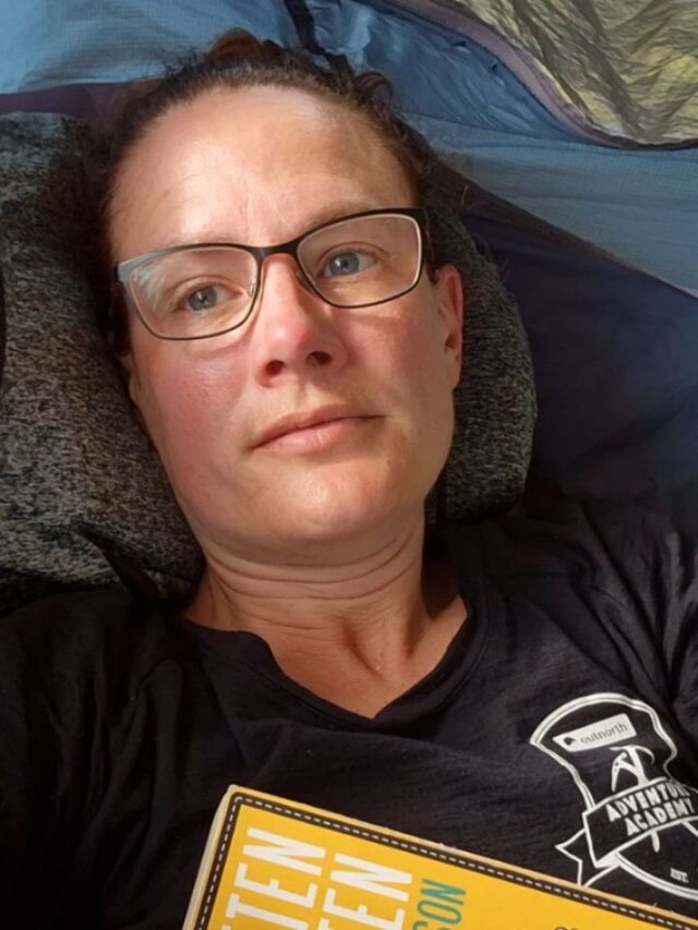 2025-08-05. Tisdag och jag vägrar gå upp. Jag är tämligen ledbruten efter att ha burit kajaken genom en skog och dragit den på en vagn som havererat upprepade gånger. Det ska ändå bli för blåsigt för att paddla så jag ligger kvar så länge jag känner för det och läser. Det kan jag göra eftersom InReachen återuppstod från de döda i går och jag därför inte har bråttom att hitta mobiltäckning. Vore ju tråkigt om räddningstjänsten dök upp liksom. Undrar hur det går för de som skulle paddla kanadensare. Det var vidriga vågor och jag tror inte att kanadensare är särskilt mycket stabilare än en kajak. 
Kl. 15. Ibland undrar jag vad mina hjärnceller håller på med. Jag går stora vägen mot Kvikkjokk och har på kartan sett ett vitt streck som brukar betyda damm och kraftstation. Där har jag tänkt ladda och ta rast. När jag kommer till strecket är det bara en hög grusvallsväg spikrakt genom skogen, med vatten på bara ENA sidan. Ingen damm fungerar på det viset. Hade jag bara kollat lite närmare på kartan borde jag kunnat räkna ut att det inte är någon damm. Bara att fortsätta gå, och ladda med powerbanken istället. Fortfarande ingen mobiltäckning. Fint väder, blåsigt ibland men helt okej att gå i. Har en fantasi om att hitta ett fint ställe framåt kvällen, tända den här lilla resans första eld och dricka ölen jag släpat på sedan Jokkmokk. 
Kväll. Jag har gått hela dagen, på bilvägen och sett vågorna på håll. Det, plus att min MacGyver-lagning av vagnen har hållt har räckt för att hålla mig på bra humör 😁 Tills det började hällregna och jag tvingades sätta upp tältet eftersom det utöver regn även plötsligt dök upp fler myggor än jag någonsin sett samtidigt tidigare. Fick kasta mig in i tältet = ingen eld i dag heller. 
Sista klippet visar anledningen till att jag väljer att gå 😅
.
.
.
.
.
#outnorth #urberg #hydroflask #scarpa #victorinox #darntough #optimusstove #balticlifejackets #kajaksidan #petzl #blizzwool #klätterverketgasverket #scandicdowntowncamper #granitbiten #roswisportsoutdoor #amokequipment #staywild