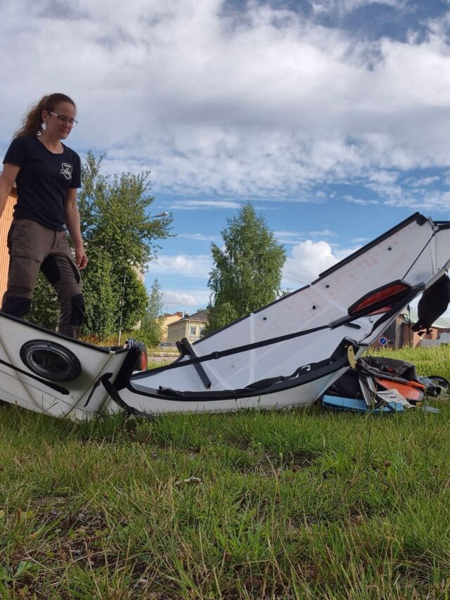 Verkar ha pyttelite täckning så jag försöker skriva några uppdateringar 😁
2025-08-03 Söndag
Jag har inte ställt något alarm eftersom jag tror att någon högtalare kommer meddela när vi är framme. Men det händer ju inte ... 06:15 notetar jag att tåget stannat och många har gått av. Kollar kartan i mobilen och konstaterar att jag är i Östersund och bör gå av jag med. Opererar ut kajaken från bagagerummet och går av. Väntar på bussen till Jokkmokk. Den visar sig ha rejäla lastluckor så det är inga problem att få plats med Orun. Chaufför 1 kör till Villhelmina där chaufför 2 tar vid, och kör till Arvidsjaur. Strax innan tvingas han bromsa för två renar. Där byter vi till chaufför nummer 3, som även han tvingas bromsa för ett par renar på vägen mot Jokkmokk. 

Framme i Jokkmokk 16:40 typ. När jag går av visar det sig att de fyra engelskspråkiga männen bakom mig också ska paddla - men de har bokat fullservicepaketet med Jokkmokksguiderna och kan lugnt gå och inkvartera sig någonstans medan jag bygger ihop Orun och går 16 km till Brändön. I morgon blir de skjutsade till just Brändön och sjösatta i 2 kanadensare - usch!

Klockan är över 21 när jag kommer fram till Brändön där det finns en lämplig iläggsplats. Knott och mygg börjar härja som fan när jag stannar vid sjön. På vägen var det rätt lugnt. Orkar egentligen inte mer men det finns en ö en kilometer ut så jag paddlar till den och hänger upp Amoken i en myggsvärm. 

Väderprognosen ser dyster ut. Det ska regna en hel del men det ska tyvärr också blåsa 5-10 sekundmeter, ibland mer, större delen av veckan ser det ut som. 
.
.
.
.
.
#outnorth #urberg #hydroflask #scarpa #victorinox #darntough #optimusstove #balticlifejackets #kajaksidan #petzl #blizzwool #klätterverketgasverket #scandicdowntowncamper #granitbiten #roswisportsoutdoor #adventureacademynordic