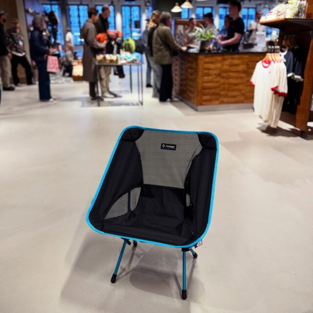 Sitt vackert på Det Stora Varuhuset! 🪑 Nu finns Helinox på NK, kom upp till nyöppnade @naturkompaniet_nk och slå dig ner!  #granitbiten #helinox #naturkompaniet #nordiskakompaniet