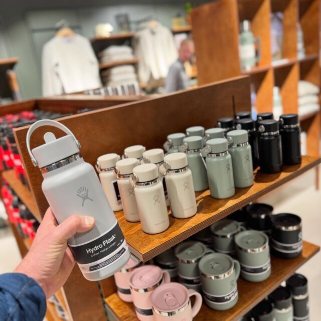 Size matters… 👌 Nu är det Sverigepremiär för Hydro Flask Micro Bottle. 🎉 Rymmer 200ml och håller din dryck kall eller varm upp till 7 timmar. Mjölk, negroni, ingefärashot, dubbel espresso, du väljer! 🕺🏼 #granitbiten #hydroflask #naturkompaniet